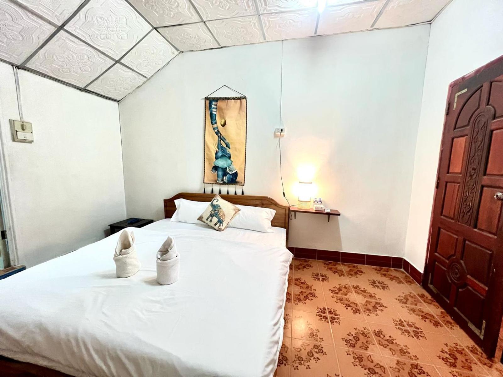 Vangvieng Pool House Hotel Vang Vieng Esterno foto